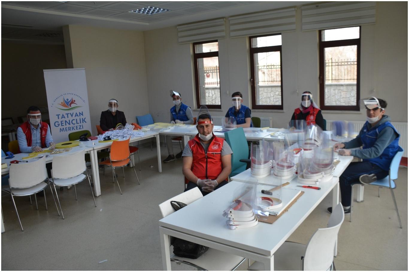 Bitlis’te gönüllü gençler tarafından üretilen siperli maskeler dağıtılıyor